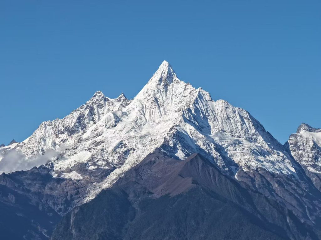 1000035547 snow mountain