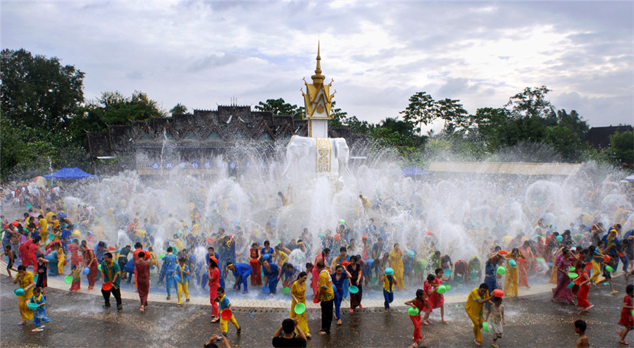 Water-Splashing-Festival-of-Dai-Ethnic-Minority-in-Jinghong-City-XishuangBanna-09 water splashing festival